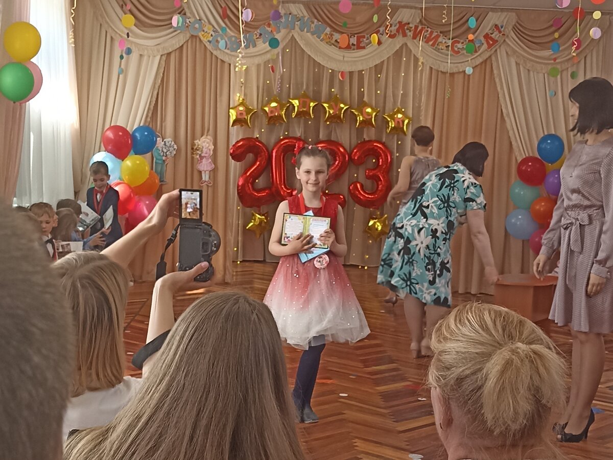 Выпускница )))) На фото видно как профессиональный фотограф делает главный снимок моей девочки на фоне большой опы воспитателя ))))))