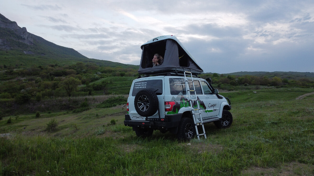 УАЗ Патриот с палаткой на крыше.