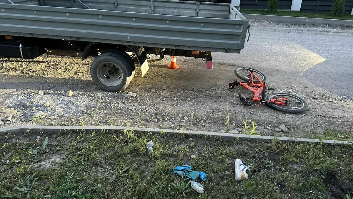     В Ставропольском крае катавшая на велосипеде девочка попала под колеса автомобиля, сообщили в УГИБДД по региону.