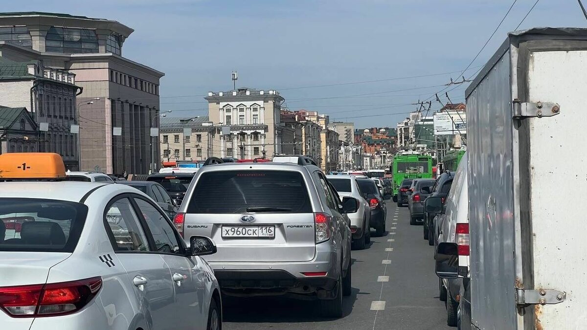     В центре Казани образовалась серьезная пробка. Причиной стали две аварии. Об этом Inkazan сообщил корреспондент с места события.