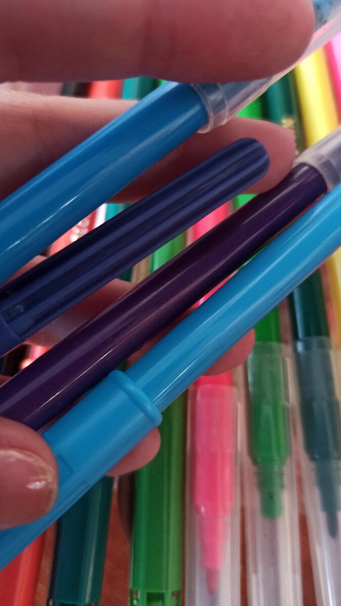 Берём не пишущие фломастеры и начинаем творить. 