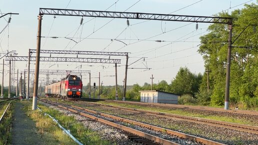 Электровоз ЭП1М-818 с пассажирским поездом 109 Новый Уренгой - Москва следует по станции Котельнич-II (Линия Котельнич - Нижний Новгород)