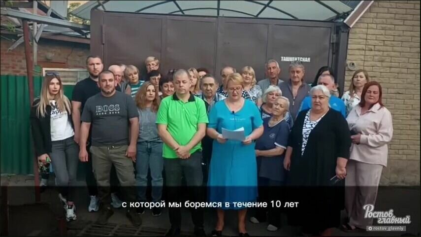     В Ростове жители улицы Ташкентской пожаловались на неудобства, которые создают миграционный центр и медицинский диспансер в жилом секторе, видеообращение появилось в соцсетях.