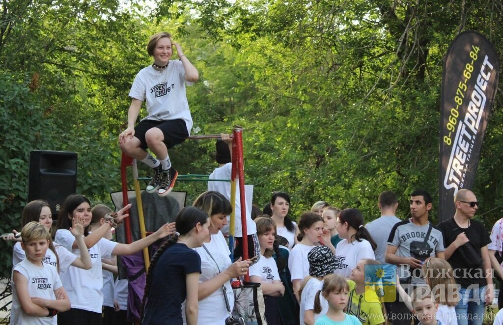 Чтобы ничего не пропустить, занимать приходилось и верхние позиции📷     Игра в кальмара, пироги и капсула времени: 5-й округ Волжского отпраздновал День соседей
