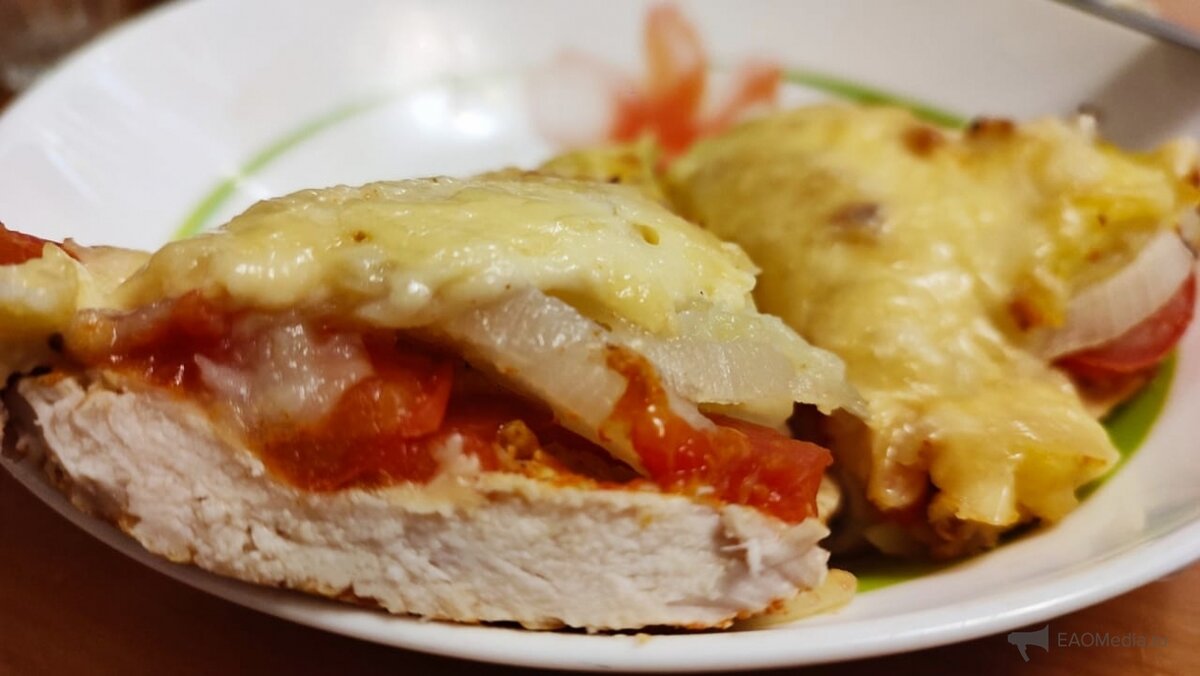 свиная отбивная в кляре на белом фоне. свинина в сырной корочке на белом фоне. запеканка из кабачков с курицей и сыром в духовке. мясо в картофельной шубе. котлеты под сыром.