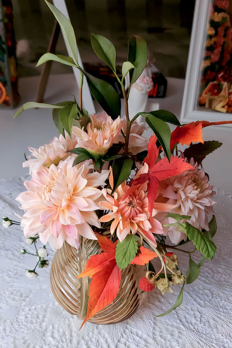 Цветочная композиция с георгинами из холодного фарфора. Фотография Терешко