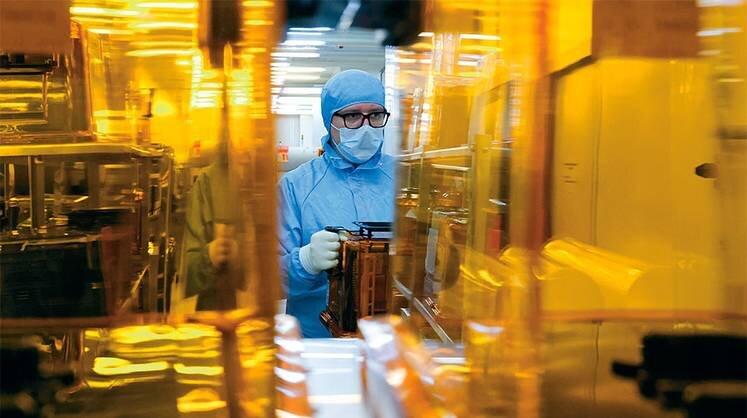    АНТОН НОВОДЕРЕЖКИН/ТАСС Производство микрочипов в ожидании технологического прорыва