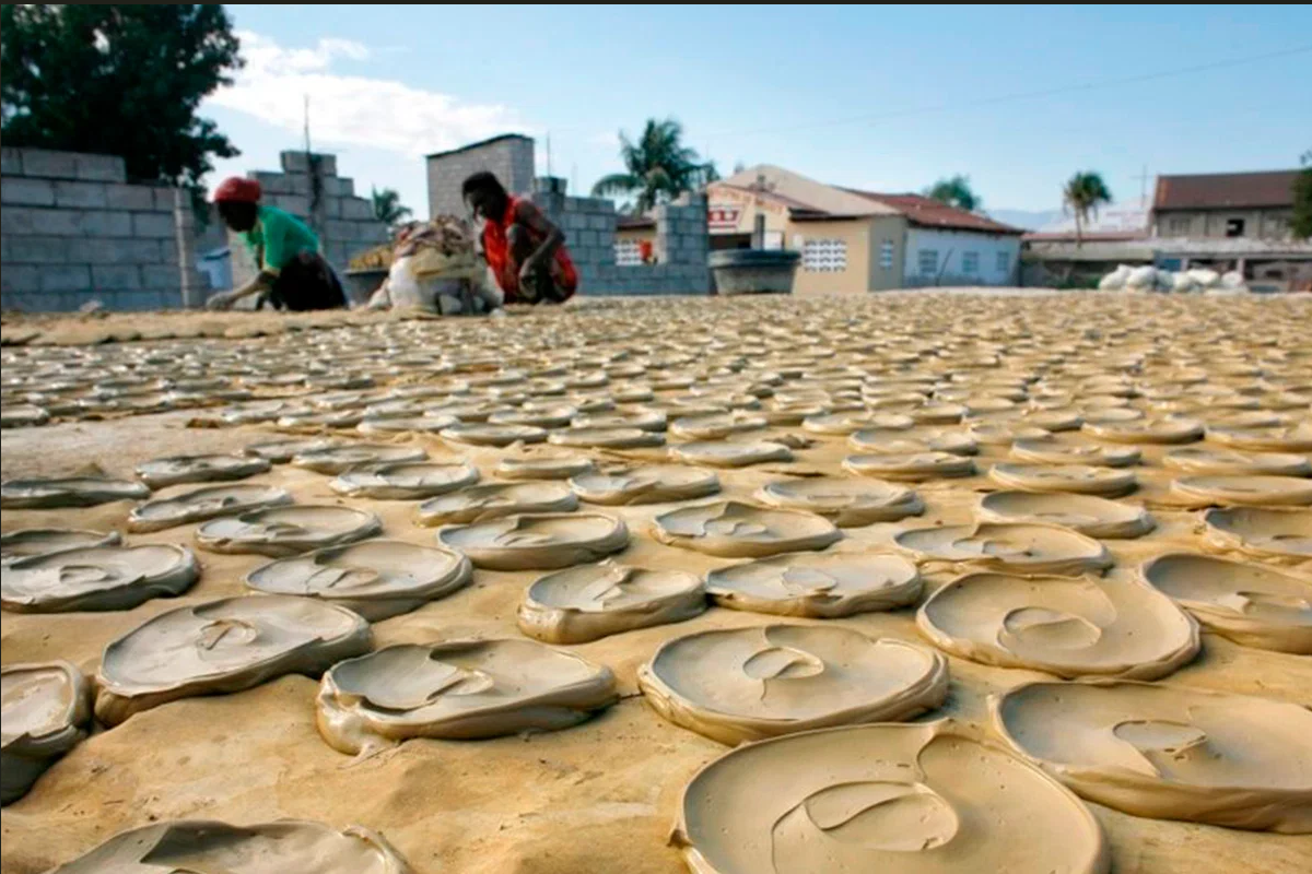 Где едят людей страна. Глиняные лепешки на Гаити. Лепешки из грязи на Гаити. Глиняные лепешки. Лепешки из глины в Африке.