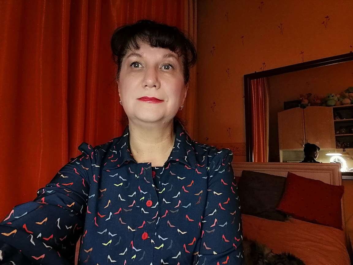 Я в любимом синем платье , в думах о канале, о смысле жизни, о молодости и стройности. Фото из архива автора канала.