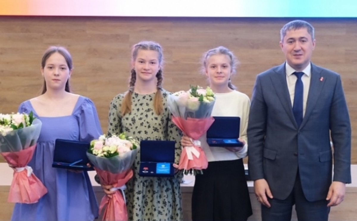    В Пермском крае три школьницы спасли двух маленьких детей, выпавших из окна