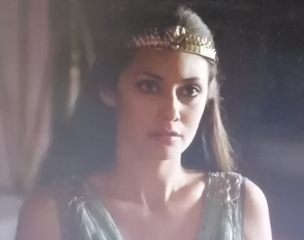 Селимие слушает признания служанки