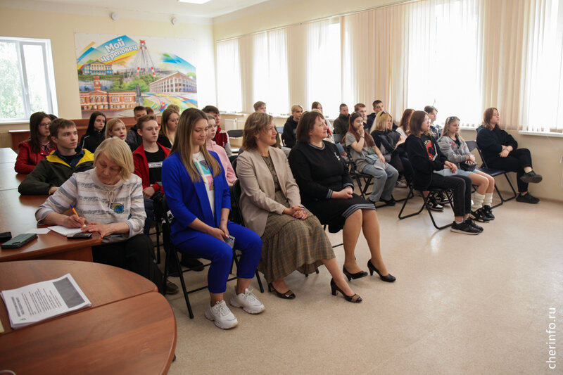   Сегодня в Молодежном центре открылась первая трудовая смена. Работать будут 78 подростков от 14 до 17 лет