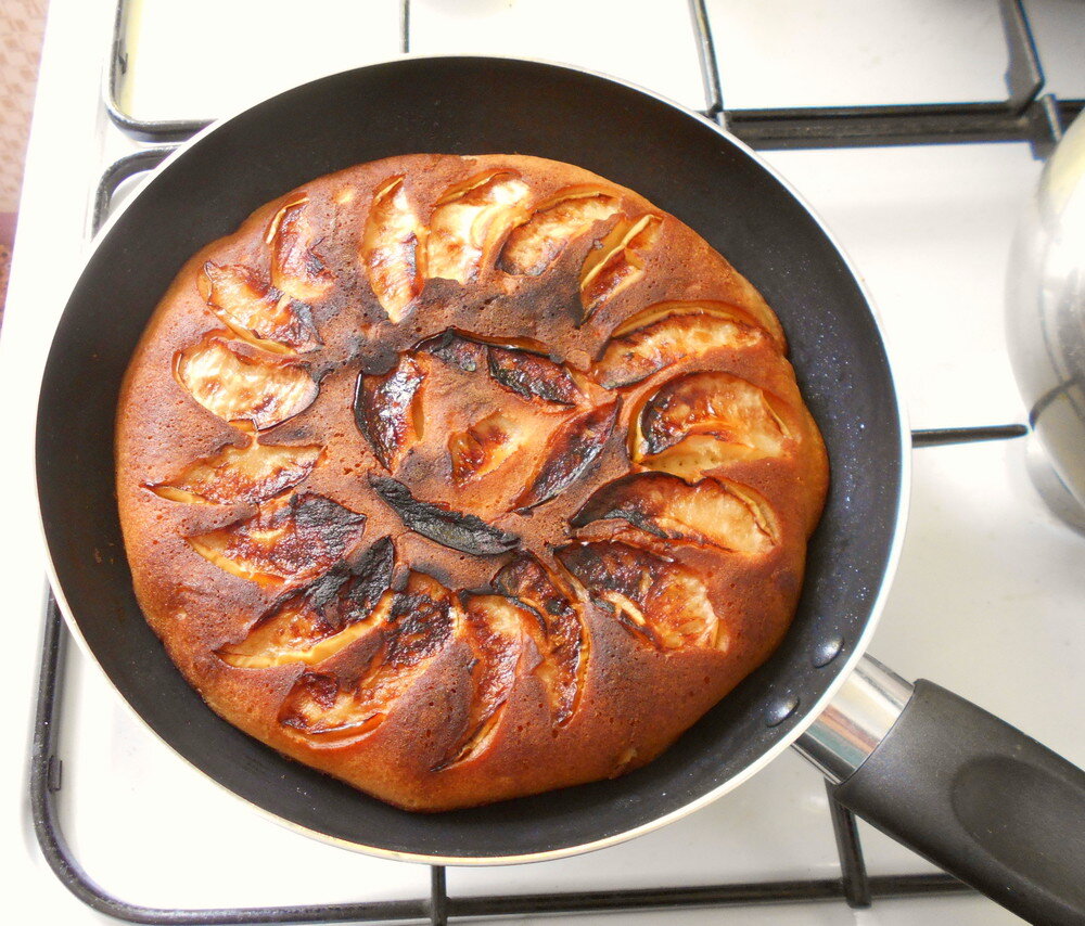 Как приготовить Блинный пирог с яблоками и корицей рецепт пошагово