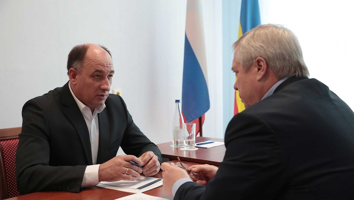     В Ростовской области у главы администрации Каменска-Шахтинского Владимира Шевченко произошел инсульт, пишет Telegram-канал Don_Mash.