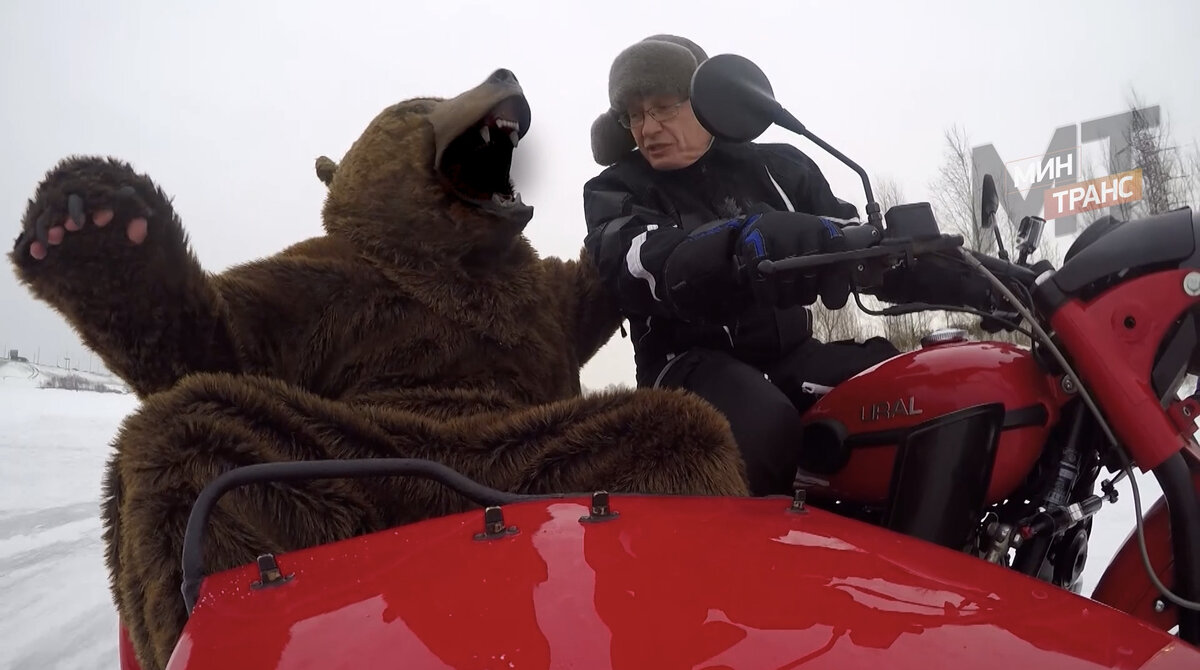 Субботин учит медведя ездить на мотоцикле
