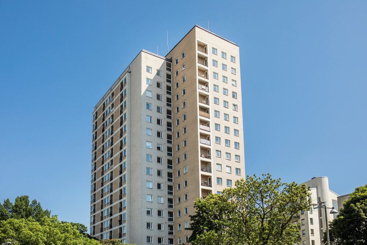 Даже не скажешь, что это Стокгольм. В доме 206 квартир. Также тут есть большая общая прачечная для всех жильцов, склад для хранения велосипедов и собственный мини-сад. Любой собственник или арендатор может вступить в садовое сообщество этого дома — его участники заботятся о растениях во дворе и выращивают овощи/зелень в паллетах