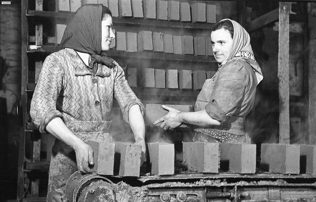 История работницы. Кирпичный завод 19 век. Кирпичный завод 1945. Кирпичный завод СССР 1960. Кирпичный завод 1950.