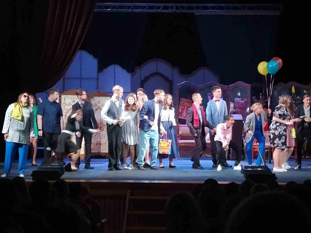 Артисты провинциального  дома культуры, в котором есть свой инклюзивный театр наблюдают за действиями И. Верника