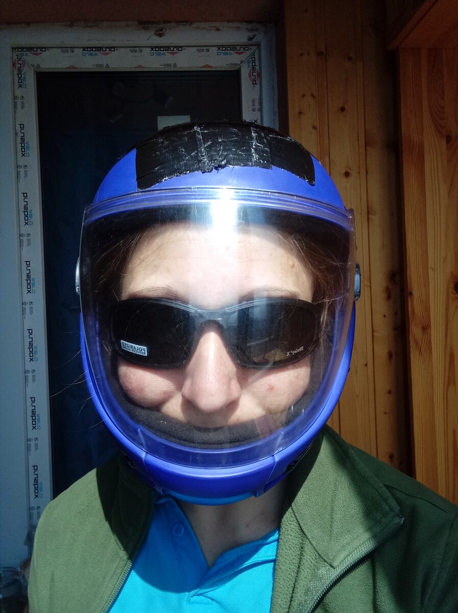 Примеряю дома очки под шлем. Наклейку с них потом сняла. Солнце на прыжках в глаза бьëт... Фото автора