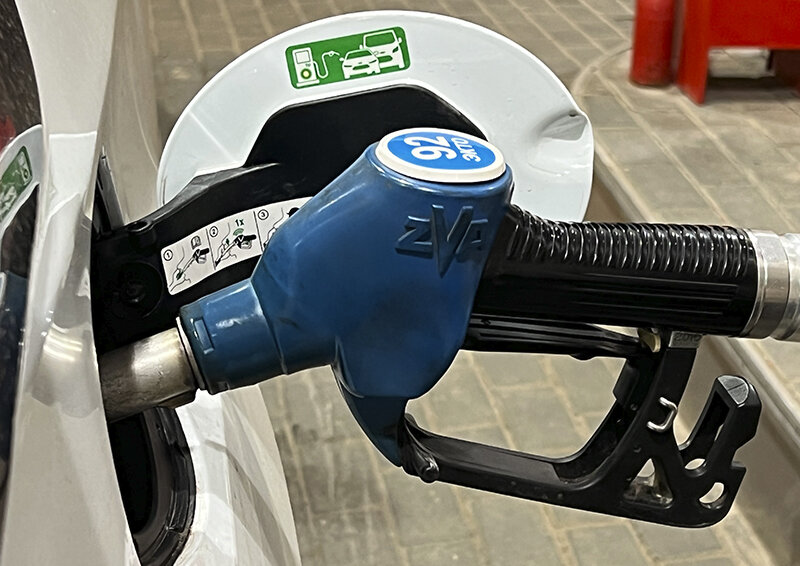    Эксперты объяснили, почему в России устойчиво дорожает бензин