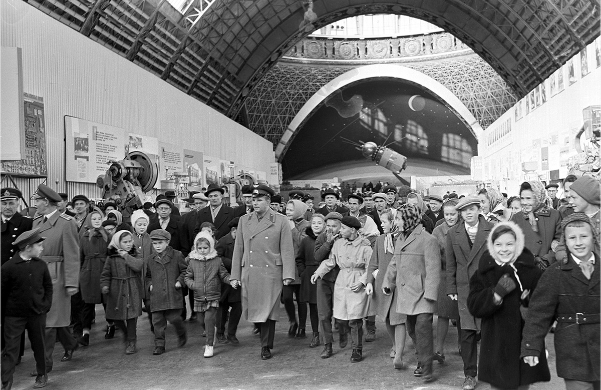 Ю.А. Гагарин в павильоне "Космос" на ВДНХ 60-е годы 20 века