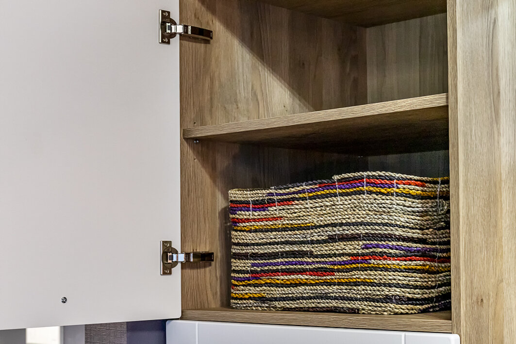 Корпус в цвете "Дуб Галифакс". Кухня ЛОФТ. Фото салона