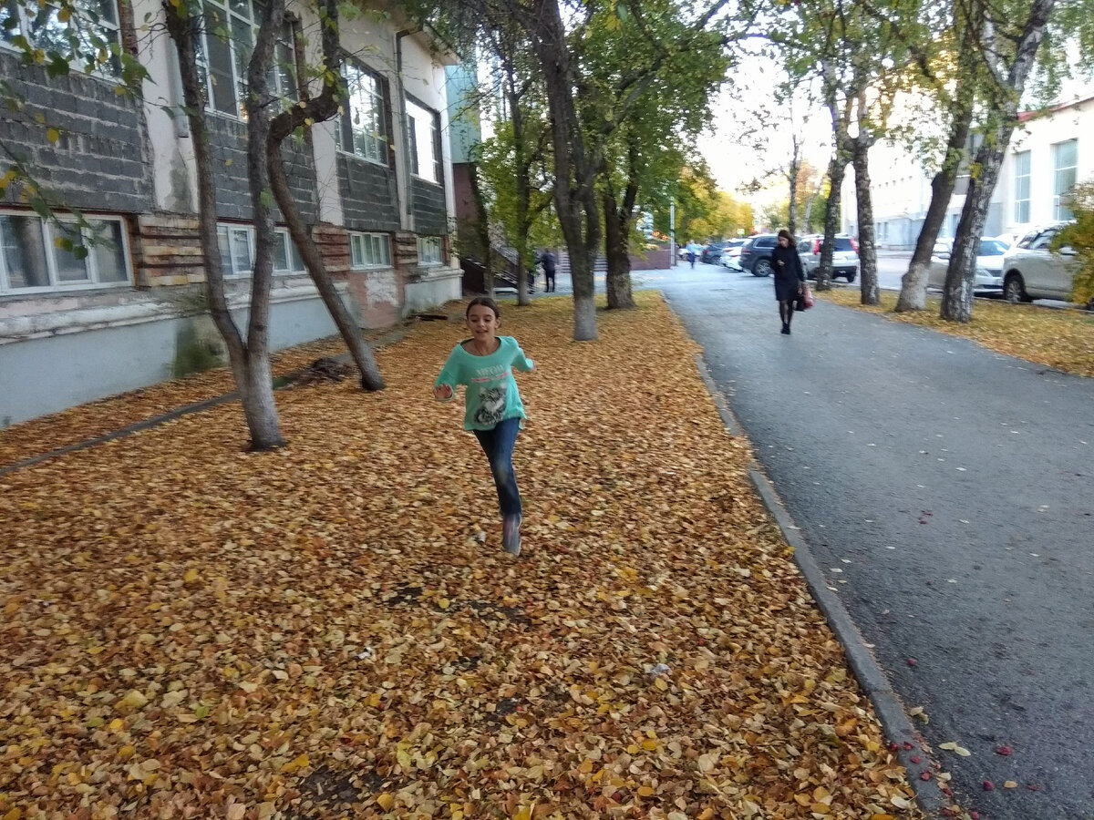 Вот такой - всегда парящей, несущейся куда-то, никогда не сидящей на месте была наша живая Лаура...
