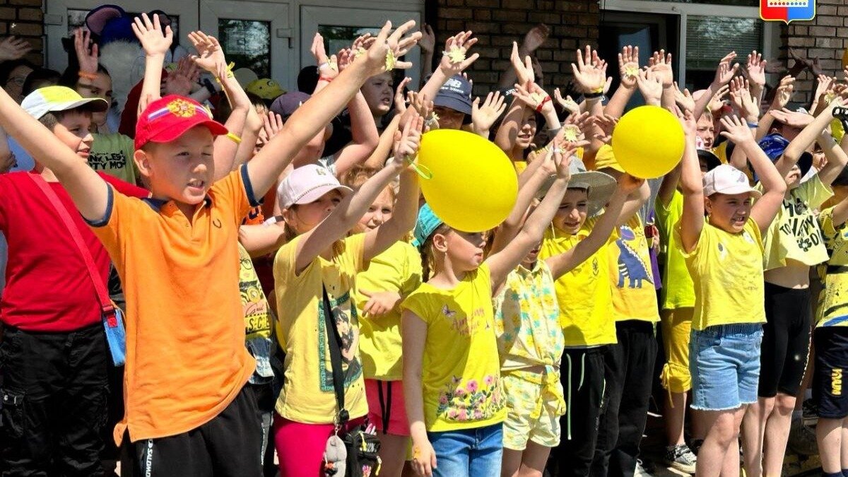     В Спасске-Дальнем на центральной площади города прошёл большой праздник. Гостями его стали ребята из пришкольных лагерей города цементников.