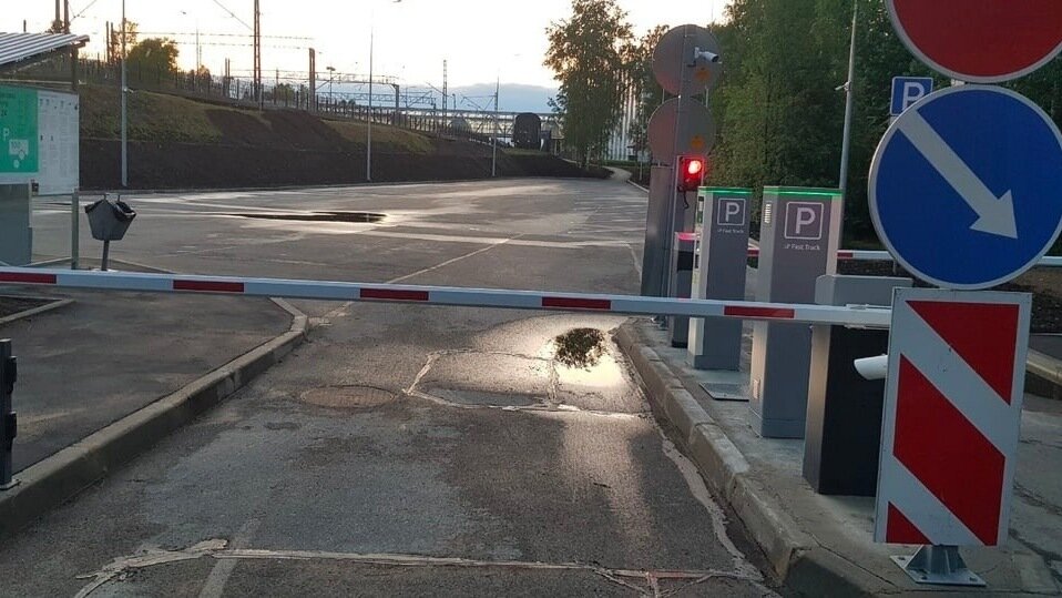     В Петрозаводске возле железнодорожного вокзала появилась новая платная парковка, однако горожане уже испытывают неудобства при ее использовании, о чем рассказывают в соцсетях.