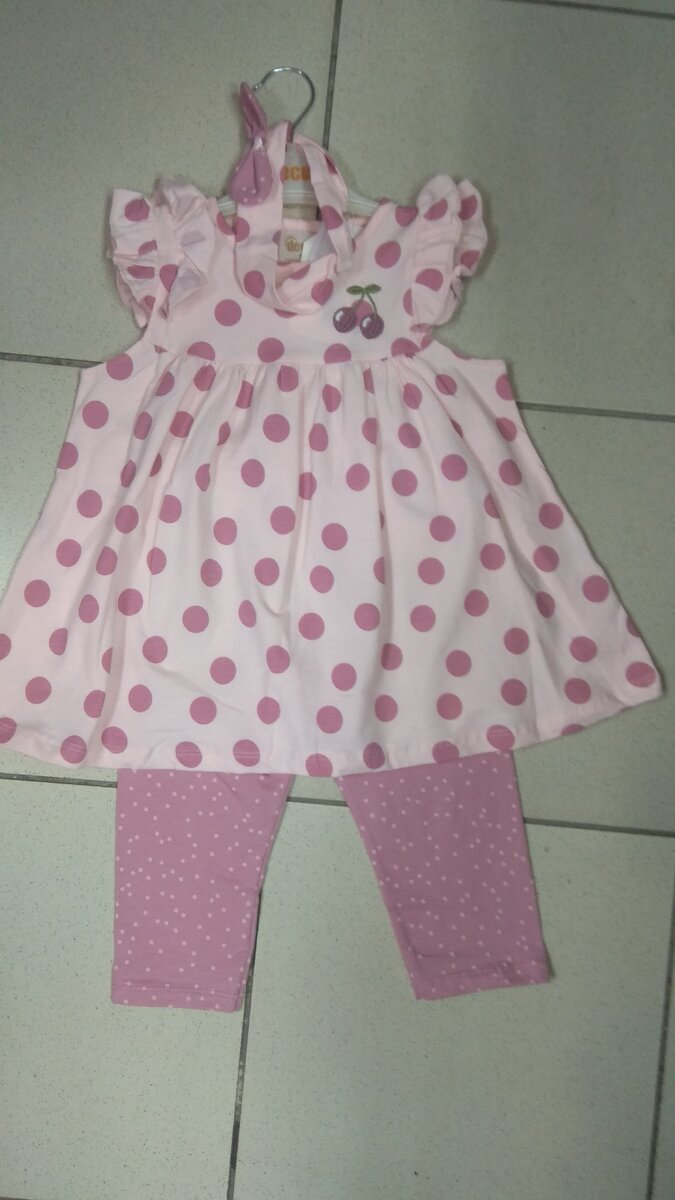 Костюм туника с капри и повязка на голову.