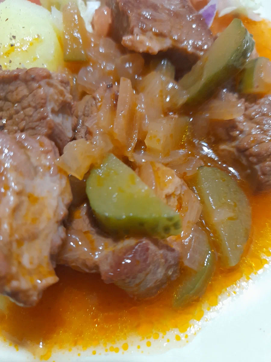 Говядина, тушеная с огурцами