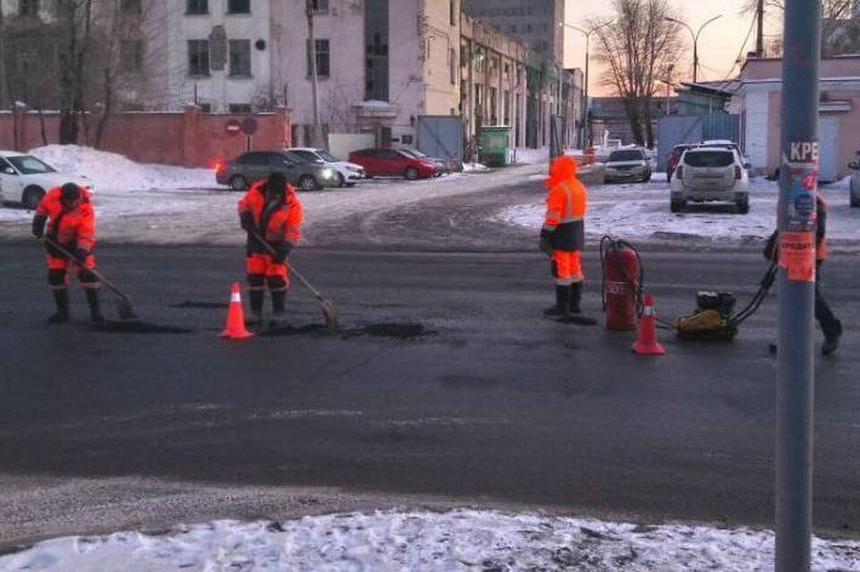    «Бесполезным латанием дыр» назвали такую работу челябинцы. Фото: предоставлено «КП»