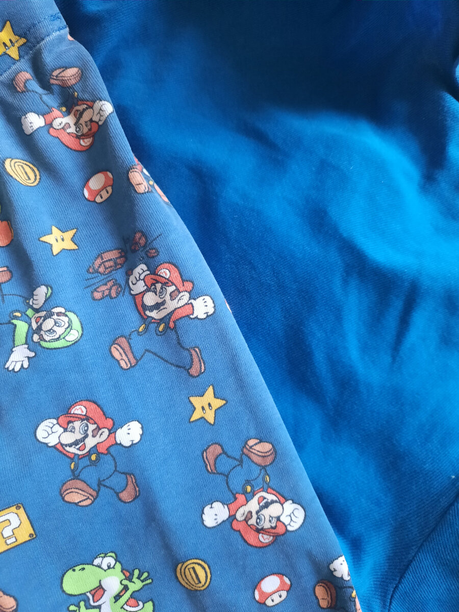 Посмотрите как отличается цвет на шортах (слева) и майке (справа).