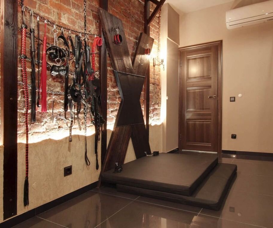 Площадки для мокрых игр в номере "Готика" в отеле Подушкин на Васильевском острове в Питере.