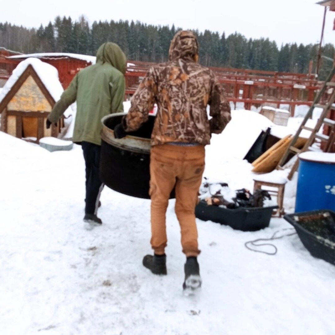 Несем прохудившийся котел, чтобы погрузить в машину и отвезти в ремонт