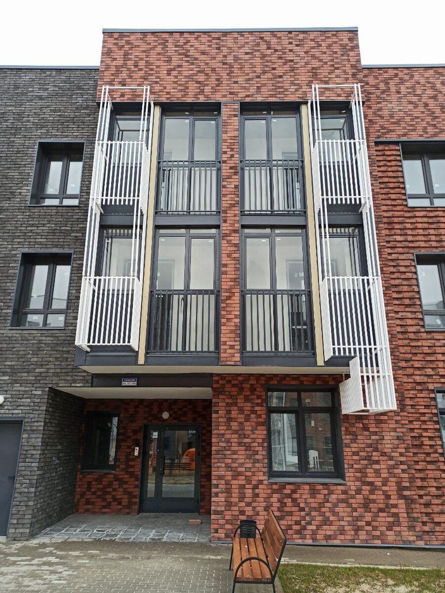 Балконы с остеклением и декоративными решетками.