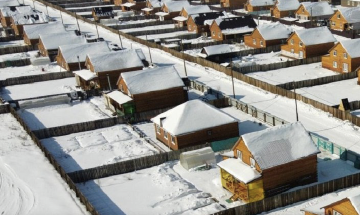 Плотная застройка брусовых домов в д. Грановщика в Иркутской области.  