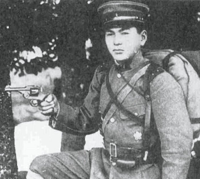Японский военнослужащий времен Второй Мировой войны с револьвером Тип 26.