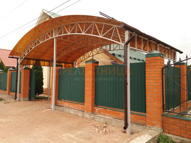 Двускатный навес для машины