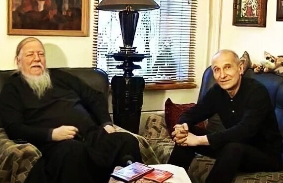 Димитрий Смирнов и музыкант Пётр Мамонов в телепередаче «Диалог под часами».