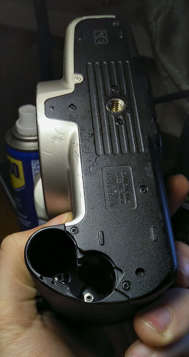 У G отсутствовала крышка батареи и был сломал рычажок закрытия крышки для плёнки 