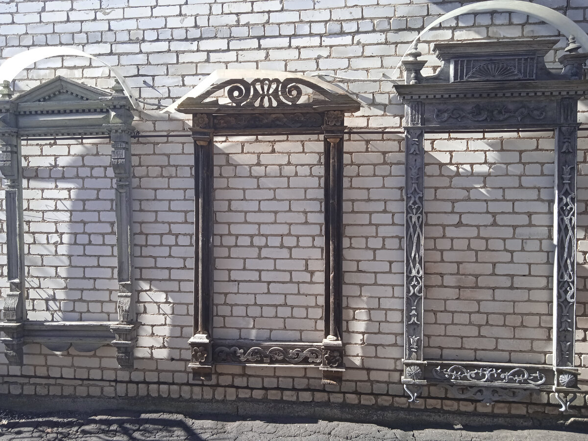 Возле входа представлена коллекция резных наличников, которые когда-то украшали окна городских домов. Фото автора.