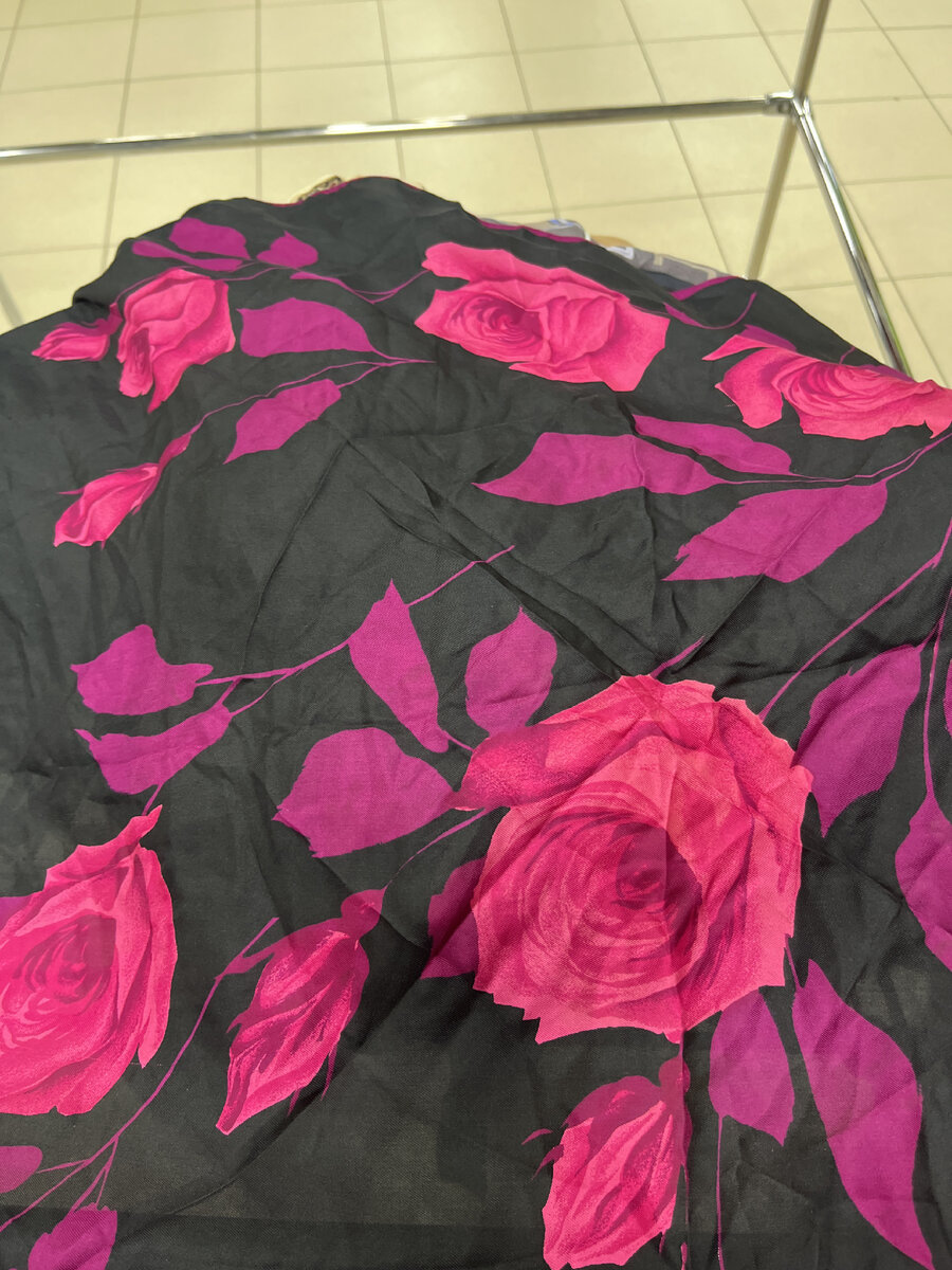 Шикарные розы на черном шелке за 500 рублей.