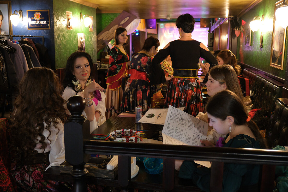 За дружеской беседою... Ирландский паб O'Connell's на Покровке. 8 апреля 2023 г.