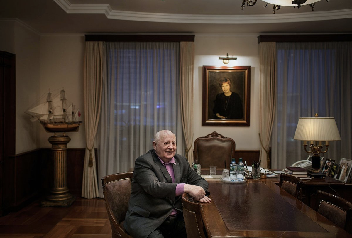 Горбачев с своем кабинете в Кремле 