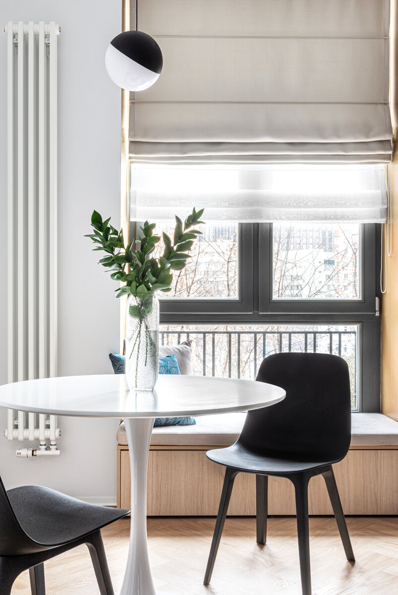 светлый угол с окном отведен под столовую зону.