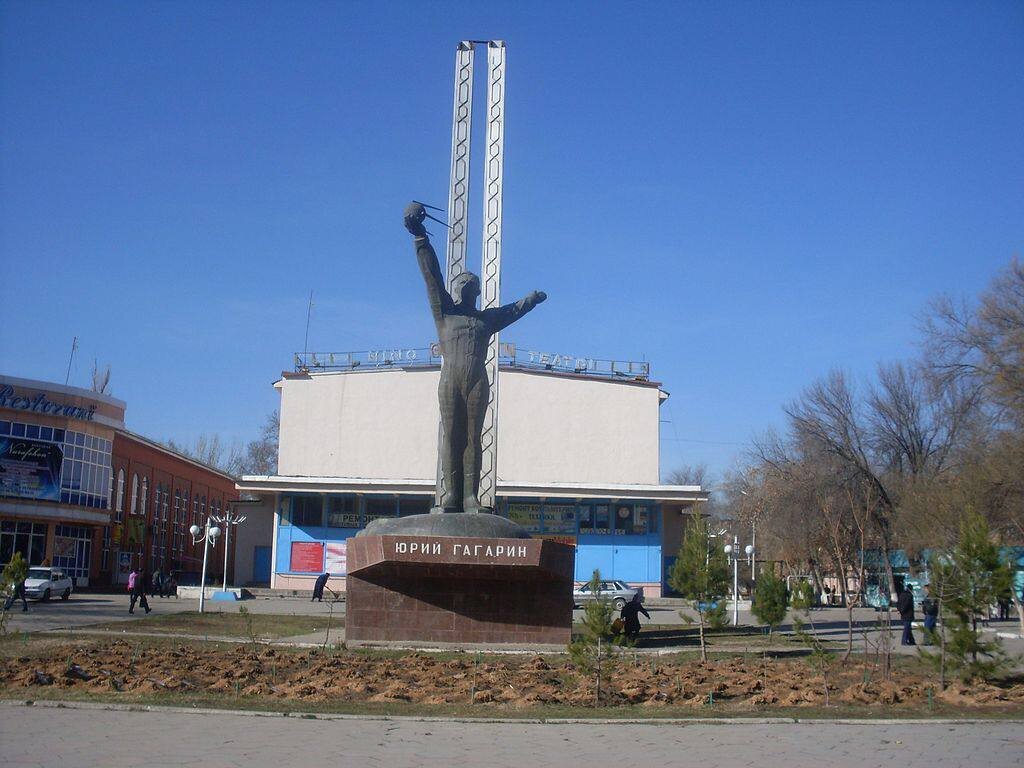 Памятник Юрию Гагарину. Позади — кинотеатр имени Юрия Гагарина.
