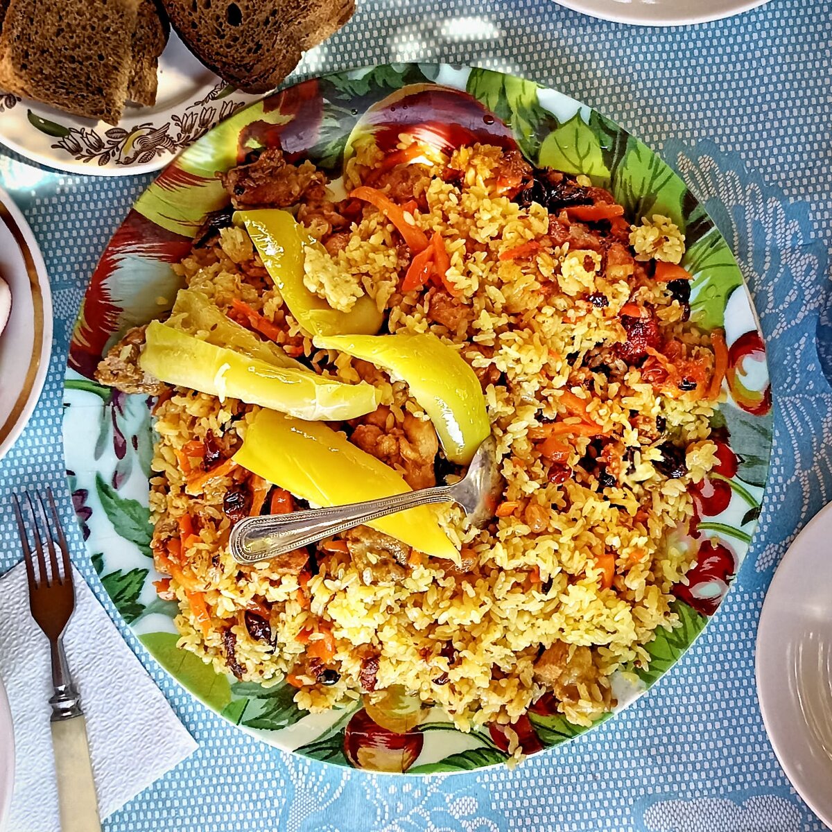 Плов хаус меню. Индийский плов бирьяни. Uzbek plov. Картина узбекский плов. Плов в большом казане.