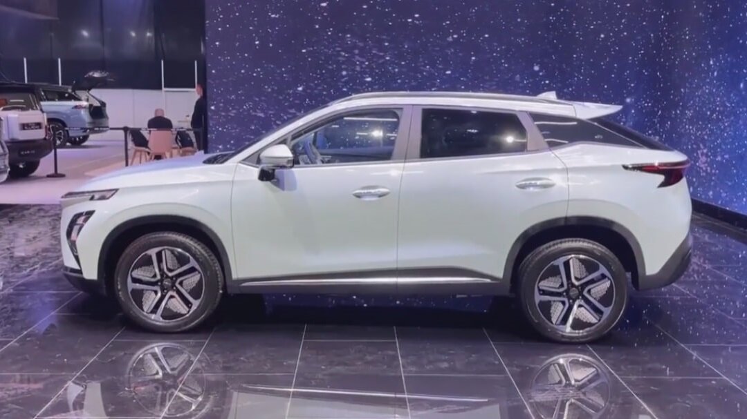 На фото из соцсети: электрический кроссовер Omoda 5 EV 