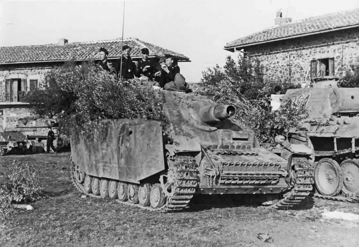 Самоходные варианты гаубицы sIG 33.150-мм САУ Sturmpanzer IV «Brummbär».  Ч.3 окончание. | История германской артиллерии. | Дзен